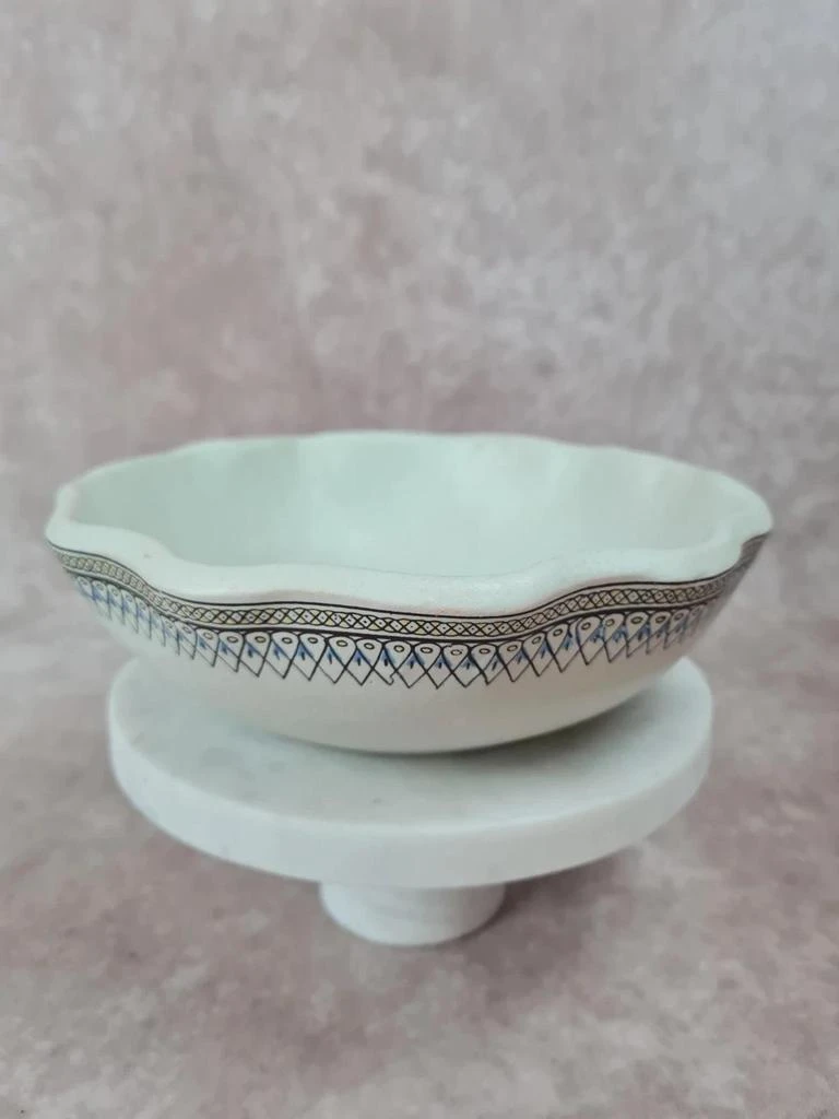 Holle schotel in faënën met blauwe decoratie – golvende rand – photo 2